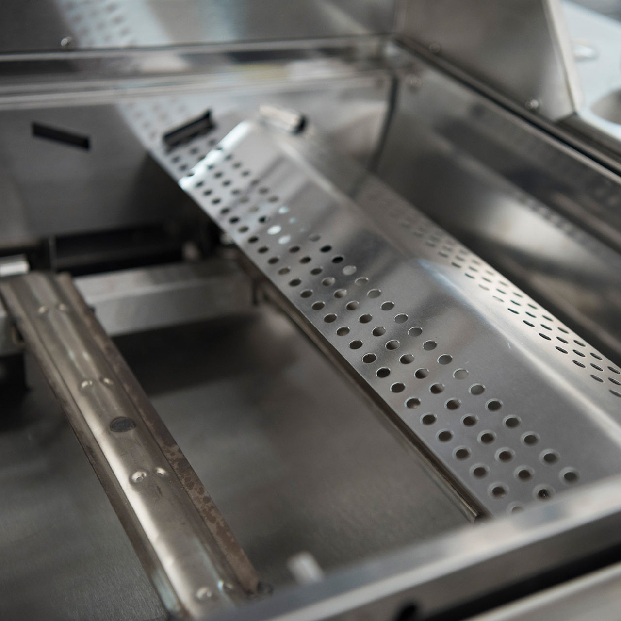 Beefeater Proline Series 6 Burner Flat Lid BBQ